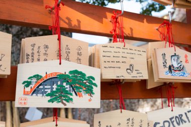 Osaka, Japonya - Japonya 'nın Osaka kentindeki Sumiyoshi Taisha Tapınağında asılı bir Japon adak plaketi (Ema). Japonya 'daki tüm Sumiyoshi türbelerinin ana tapınağıdır..