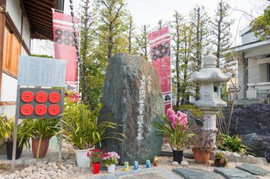 Osaka, Japonya - Japonya Tennoji, Osaka 'daki Shingan Tapınağı' ndaki Sanada Nobushige (Yukimura) Mezarı. AD1615 Osaka Kuşatması 'nın savunma tarafında başkomutandı..