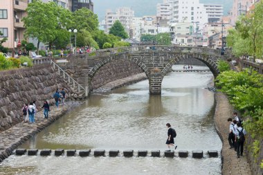 Nagasaki, Japonya - Japonya 'daki Megane Köprüsü (Spectacles Bridge). Nakashima Nehri üzerinde 1634 yılında Çinli keşiş tarafından Nagasaki 'de inşa edildi..