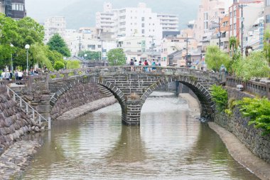 Nagasaki, Japonya - Japonya 'daki Megane Köprüsü (Spectacles Bridge). Nakashima Nehri üzerinde 1634 yılında Çinli keşiş tarafından Nagasaki 'de inşa edildi..