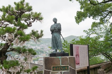 Nagasaki, Japonya - Japonya 'daki Wkamiya Inari Tapınağı' nda Sakamoto Ryoma Heykeli. Sakamoto Ryoma (1836-1867), Japon samuray ve Bakumatsu 'nun etkili figürüdür..