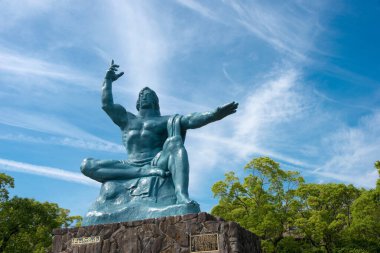Nagasaki, Japonya - Nagasaki Barış Parkı 'ndaki Barış Heykeli, Japonya. Barış Parkı, 2. Dünya Savaşı sırasında 9 Ağustos 1945 'te şehrin bombalanmasını anmaktadır..