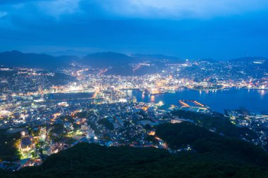 Nagasaki, Japonya - Nagasaki, Japonya 'daki Inasa Dağı' nın tepesinden Gece Manzarası.