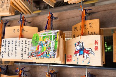 Nagano, Japonya - Suwa-taisha (Suwa Grand Shrine) Shimosha Harumiya 'da asılı bir Japon taahhüt plaketi (Ema), Nagano Bölgesi, Japonya.