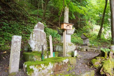 Nagano, Japonya - Japonya 'nın Nagano bölgesindeki Hokke-ji Tapınağı' nda Kira Yoshichika 'nın Mezarı (1686-1706). Feodal Japonya 'nın Tokugawa Şogunluğu' na doğrudan hizmet eden bir samuraydı..