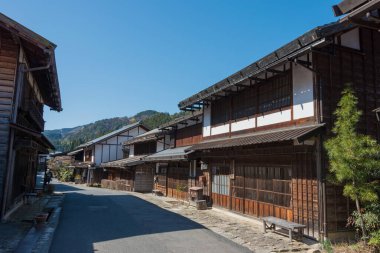 Nagano, Japonya - Nagiso, Nagano, Japonya 'da Tsumago-juku. Tsumago-juku, Edo (Tokyo) ve Kyoto arasında ünlü Nakasendo patikasının tarihi bir şehridir..