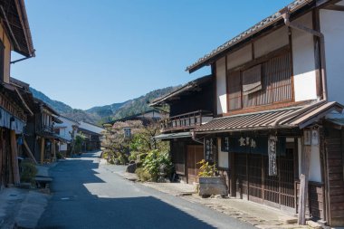 Nagano, Japonya - Nagiso, Nagano, Japonya 'da Tsumago-juku. Tsumago-juku, Edo (Tokyo) ve Kyoto arasında ünlü Nakasendo patikasının tarihi bir şehridir..