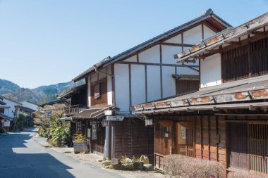 Nagano, Japonya - Nagiso, Nagano, Japonya 'da Tsumago-juku. Tsumago-juku, Edo (Tokyo) ve Kyoto arasında ünlü Nakasendo patikasının tarihi bir şehridir..
