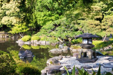 Tokyo, Japonya - Tokyo, Japonya 'daki Kyu-Furukawa Bahçeleri. Park, 20. yüzyılın başlarında inşa edilmiş gül bahçeli eski bir batı tarzı malikaneyi ve bir Japon bahçesini içerir..