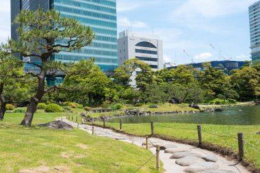 Tokyo, Japonya - Tokyo, Japonya 'daki Kyu Shiba Rikyu Bahçesi. Bahçe, modern Tokyo, Japonya 'da kalan iki Edo dönemi bahçesinden biridir..