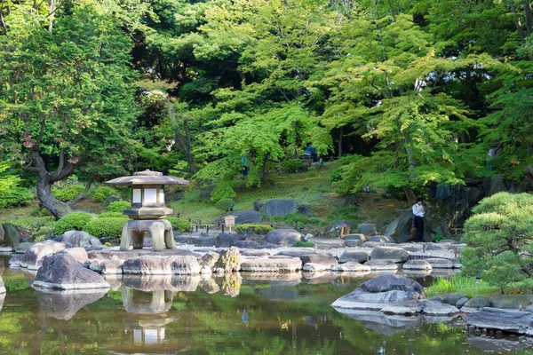 日本东京 日本东京Kyu Furukawa花园 该公园包括一座有玫瑰花园的老式西式豪宅和一座建于20世纪初的日本花园 — 图库照片