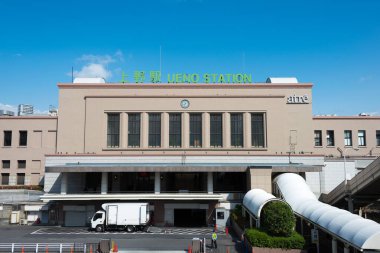 Tokyo, Japonya - Tokyo, Japonya 'daki Ueno İstasyonu. Büyük bir banliyö merkezi, aynı zamanda kuzey Japonya 'dan gelen uzun mesafeli trenler için geleneksel bir duraktır..