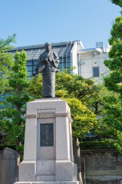 Tokyo, Japonya - Japonya 'daki Sengaku-ji Tapınağı' nda Oishi Yoshio Heykeli. 1702 'deki kan davasında 47 Ronin' in lideri olarak bilinir ve böylece Chushingura 'nın kahramanı olur..