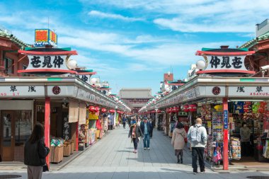 Tokyo, Japonya - Nakamise alışveriş caddesi (Nakamise-dori) Tokyo, Japonya Sensoji Tapınağı 'nda. Kaminarimon 'dan Sensoji Tapınağı' nın ana sahasına kadar yaklaşık 250 metre uzanır..