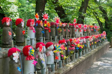 Tokyo, Japonya - Tokyo, Japonya 'daki Zojoji Tapınağı' nda Jizo heykelleri. Zojoji Tapınağı, 1603-1868 yılları arasında Japonya 'nın hükümdarları olan Tokugawa Klanı ile olan ilişkileriyle tanınır.).