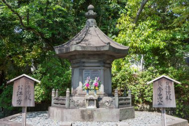 Tokyo, Japonya - Tokugawa Hidetada 'nın Mezarı (1579-1632) Tokyo, Japonya' daki Zojoji Tapınağı 'ndaki Tokugawa Shogun Anıtmezarı' nda. Japon Tokugawa Şogunluğu 'nun 2nci Shogun' uydu..