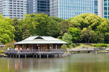 Tokyo, Japonya - Tokyo, Japonya 'daki Hamarikyu Bahçeleri. 17. yüzyılda Shogun Tokugawa ailesinin bir villasının bahçesinde yenilenmiş..