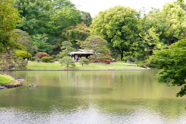 Tokyo, Japonya - Tokyo, Japonya 'daki Rikugien Bahçeleri. Parkın inşaatı 1695 ve 1702 yılları arasında gerçekleşti..