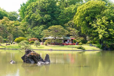 Tokyo, Japonya - Tokyo, Japonya 'daki Rikugien Bahçeleri. Parkın inşaatı 1695 ve 1702 yılları arasında gerçekleşti..