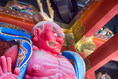 Nikko, Japonya - Nikko, Tochigi, Japonya 'daki Taiyuin Mozolesinde Nio Heykeli. Nio 'nun heykeli Edo döneminde yapılmış, Nikko Tapınakları ve Dünya Mirası Alanının bir parçası..