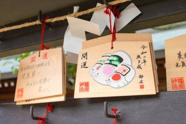 Nara, Japonya - Japonya Kashihara, Nara 'daki Kashihara Jingu Tapınağı' nda geleneksel ahşap dua tableti (Ema). Tapınak ilk olarak 1890 'da inşa edildi..