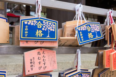 Nara, Japonya - Yoshino, Nara, Japonya 'daki Yoshino Tapınağı' nda geleneksel tahta dua tableti (Ema). Tapınak ilk olarak 1892 'de inşa edildi..