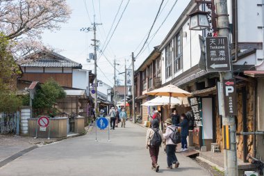 Nara, Japonya - Nakasenbon bölgesinde alışveriş caddesi Yoshino Dağı, Nara, Japonya. Yoshino Dağı, Kii Dağları 'ndaki UNESCO Dünya Mirası Kutsal Arazi ve Hac rotalarının bir parçasıdır.
