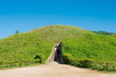 Nara, Japonya - Japonya, Nara 'daki Fujinoki Kofun Tumulus. 6. yüzyılın sonlarına ya da 7. yüzyılın sonlarına ve Japonya 'nın ulusal tarihi bölgesine dayandığı tahmin edilmektedir..