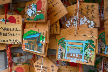 Takaoka, Japonya - Japonya Takaoka, Toyama, Japonya 'daki Takaoka şatosundaki Imizu Tapınağında asılı Japon adak plaketi (Ema). Ünlü tarihi bir yer..