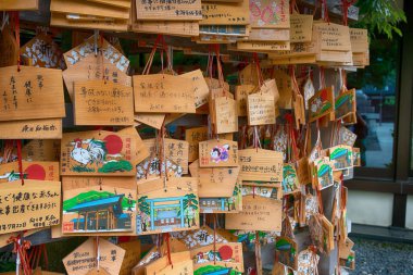 Takaoka, Japonya - Japonya Takaoka, Toyama, Japonya 'daki Takaoka şatosundaki Imizu Tapınağında asılı Japon adak plaketi (Ema). Ünlü tarihi bir yer..