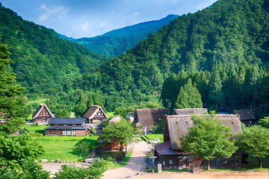 Nanto, Japonya - Suganuma Köyü, Gokayama Bölgesi, Nanto Şehri, Toyama Bölgesi, Japonya 'daki Gthe-zukuri evleri. UNESCO Dünya Mirası Bölgesi - Shirakawa-go ve Gokayama 'nın Tarihi Köyleri.