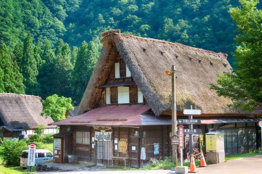 Nanto, Japonya - Suganuma Köyü, Gokayama Bölgesi, Nanto Şehri, Toyama Bölgesi, Japonya 'daki Gthe-zukuri evleri. UNESCO Dünya Mirası Bölgesi - Shirakawa-go ve Gokayama 'nın Tarihi Köyleri.