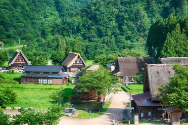 Nanto, Japonya - Suganuma Köyü, Gokayama Bölgesi, Nanto Şehri, Toyama Bölgesi, Japonya 'daki Gthe-zukuri evleri. UNESCO Dünya Mirası Bölgesi - Shirakawa-go ve Gokayama 'nın Tarihi Köyleri.