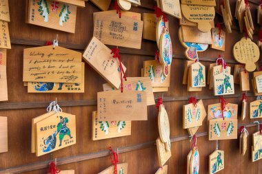 Fukui, Japonya - Fukui Şehri, Japonya 'daki Shibata Tapınağı' nda asılı bir Japon taahhüt plaketi (Ema). Ünlü tarihi bir yer..