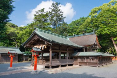 Fukoka, Japonya - 10 Haziran 2019 - Munakata Taisha Nakatsugu Tapınağı, Oshima Adası, Fukuoka, Japonya. Ülke UNESCO Dünya Mirasları Alanının bir parçası.
