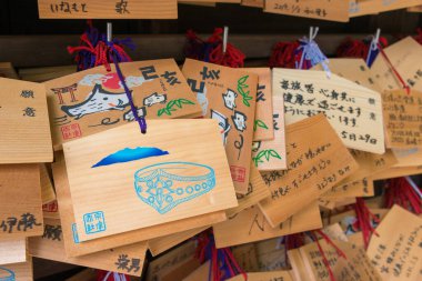 Fukoka, Japonya - Munakata, Fukuoka, Japonya 'daki Munakata Taisha Tapınağında geleneksel ahşap ibadet tableti (Ema).