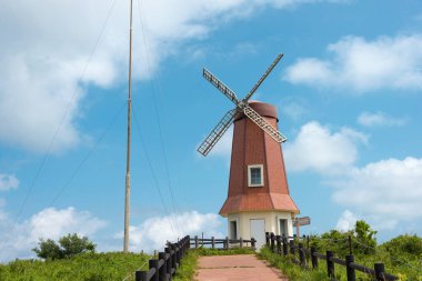 Fukoka, Japonya - Oshima Adası, Munakata, Fukuoka, Japonya 'daki Yel Değirmeni Gözlemevi.
