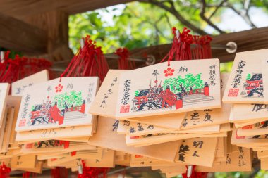 Fukoka, Japonya - Japonya 'nın Fukuoka kentindeki Dazaifu Tenmangu Tapınağı' nda geleneksel ahşap dua tableti (Ema). Tapınak ilk olarak 919 yılında inşa edildi..