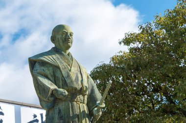 Hyogo, Japonya - Oishi Kuranosuke Heykeli Ako, Hyogo, Japonya 'daki Oishi tapınağında. 1702 'deki kan davasında 47 Ronin' in lideri olarak biliniyor ve böylece Chushingura 'nın kahramanı oluyor..