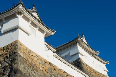 Hyogo, Japonya - Himeji, Japonya 'daki Otokoyama Hachimangu türbesinden Himeji Kalesi manzaralı. UNESCO 'nun Dünya Mirası Alanının bir parçasıdır - Himeji-jo ve Japonya' nın Ulusal Hazinesi.