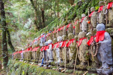 Hyogo, Japonya - Japonya Himeji, Hyogo 'daki Engyoji Tapınağı' nda Jizo Heykelleri. Tapınak ilk olarak 966 yılında inşa edildi..