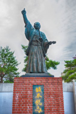 Hakodate, Japonya - Hakodate City, Hokkaido, Japonya 'da Sakamoto Ryoma Heykeli (1836-1867). Tokugawa Şogunluğu 'nu devirme hareketinin önde gelen isimlerinden biriydi..
