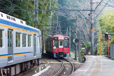Wakayama, Japonya - Japonya, Wakayama, Kudoyama 'daki Shimo-Kosawa İstasyonu' nda 2300 Tip banliyö treni. İstasyon Nankai Elektrik Demiryolu Koya Hattı üzerinde bir tren istasyonudur..