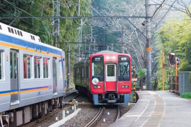 Wakayama, Japonya - Japonya, Wakayama, Kudoyama 'daki Shimo-Kosawa İstasyonu' nda 2300 Tip banliyö treni. İstasyon Nankai Elektrik Demiryolu Koya Hattı üzerinde bir tren istasyonudur..