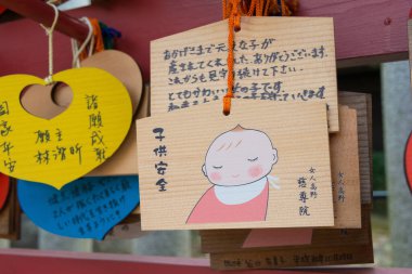 Wakayama, Japonya - Japonya, Wakayama, Kudoyama 'daki Jisonin Tapınağı' nda geleneksel ahşap ibadet tableti (Ema).