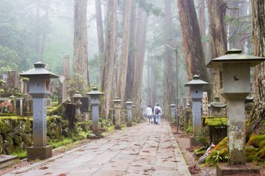 Wakayama, Japonya - Koya, Wakayama, Japonya 'daki Okunoin Mezarlığı. Koya Dağı UNESCO 'nun Dünya Mirası Bölgesi Kii Dağları' ndaki kutsal mekanlar ve hac rotalarıdır..