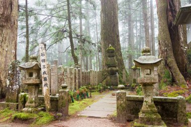 Wakayama, Japonya - Japonya, Wakayama 'daki Koya Dağı' ndaki Okunoin Mezarlığı 'nda Ishida Mitsunari' nin mezarı. Koya Dağı UNESCO Dünya Mirası Alanıdır.