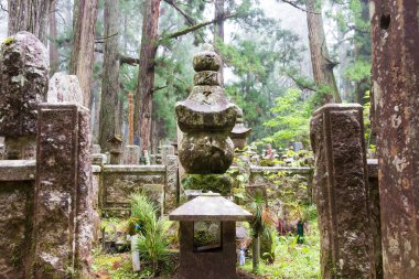 Wakayama, Japonya - Japonya, Wakayama 'daki Koya Dağı' ndaki Okunoin Mezarlığı 'nda Akechi Mitsuhide' in Mezarı. Koya Dağı UNESCO Dünya Mirası Alanıdır.