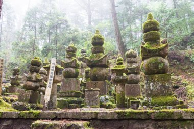 Wakayama, Japonya - Koya, Wakayama, Japonya 'daki Okunoin Mezarlığı. Koya Dağı UNESCO 'nun Dünya Mirası Bölgesi Kii Dağları' ndaki kutsal mekanlar ve hac rotalarıdır..