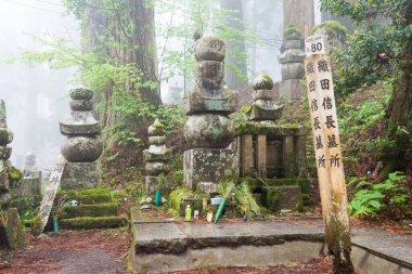 Wakayama, Japonya - Koya, Wakayama, Japonya 'daki Koya Dağı' ndaki Okunoin Mezarlığı 'ndaki Oda Nobunaga' nın Mezarı. Koya Dağı UNESCO Dünya Mirası Alanıdır.